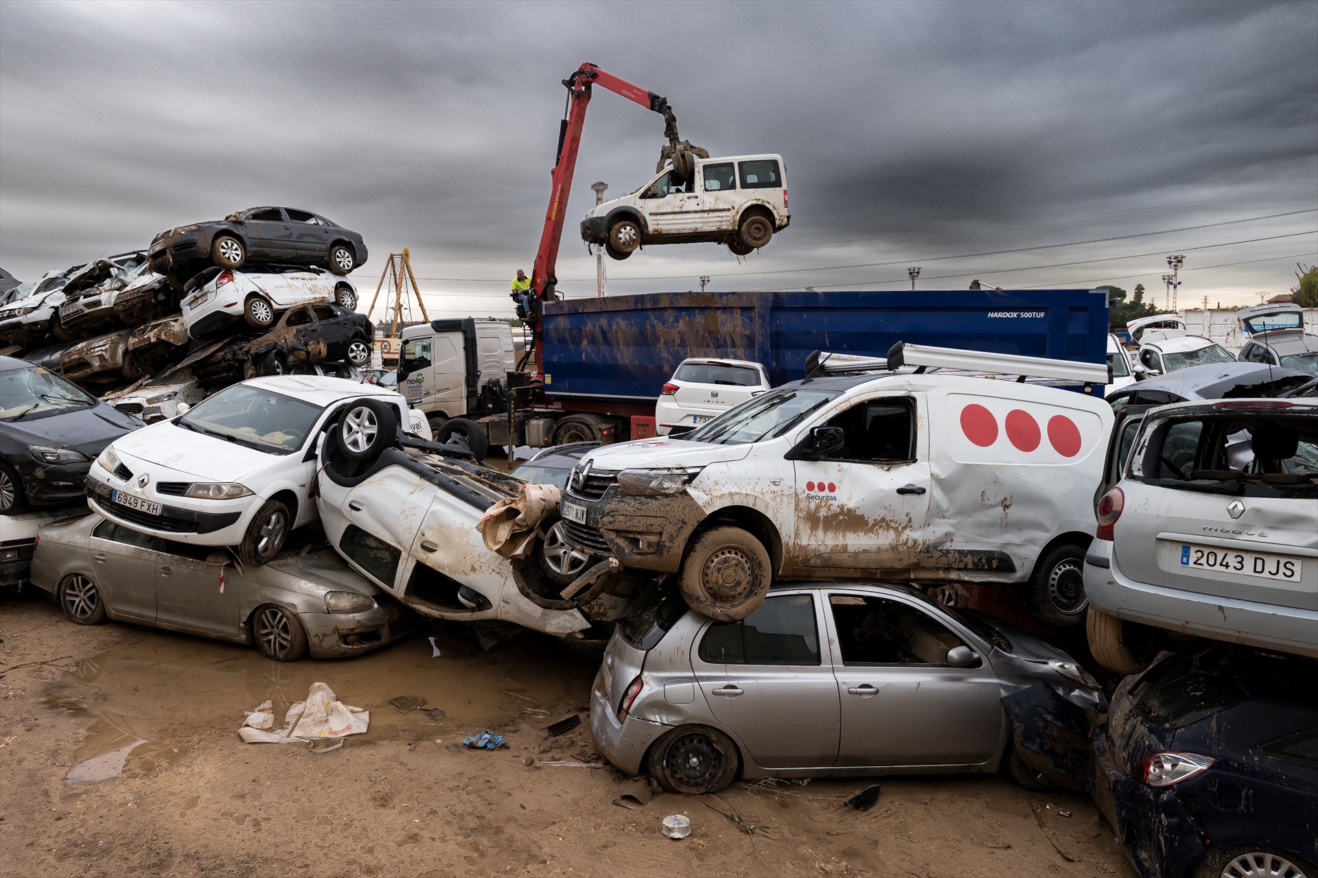 Una grúa recoge los coches dañados por la Dana. Foto: DIEGO RADAMÉS/EP - 