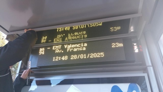La EMT de València incorpora 340 nuevos paneles electrónicos en sus marquesinas