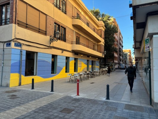 El Ayuntamiento instala bolardos en diez calles peatonales del Cabanyal-Canyamelar