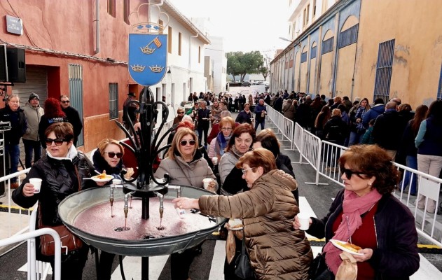 Miles de personas celebran del Día de Sant Blai en Burriana en la tradicional Font del Vi