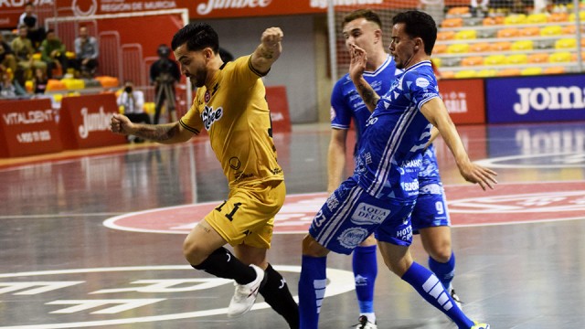 El campeón se deja los primeros puntos de la temporada al no rematar cuando era muy superior 