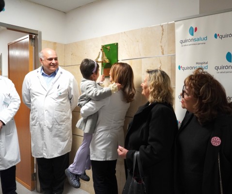 El Hospital Quirónsalud Torrevieja da inicio a su 25º aniversario con la inauguración de la Campana de los Sueños