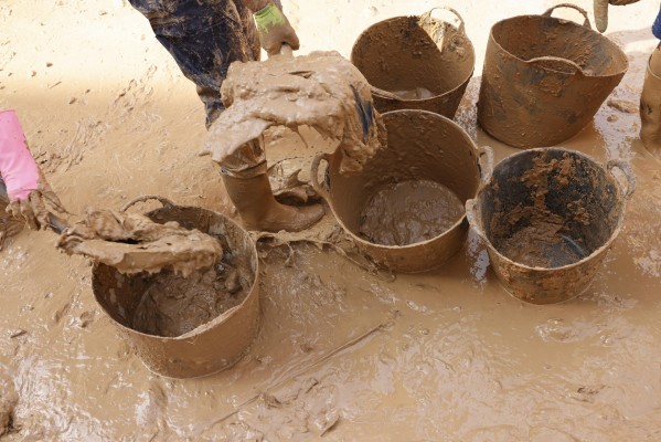Cubos, cadena humana y mucho barro: una batalla a destajo para salvar una alquería