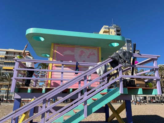 El artista Antonyo Marest repara las icónicas casetas de la playa de San Juan tras sufrir actos vandálicos