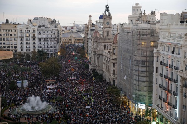 Arranca una multitudinaria manifestación en València para pedir la dimisión de Mazón