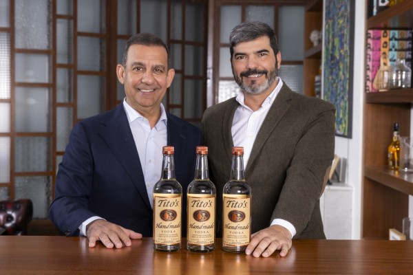 La cartagenera Zamora Company distribuirá en exclusiva Tito’s en España, el segundo vodka más vendido del mundo