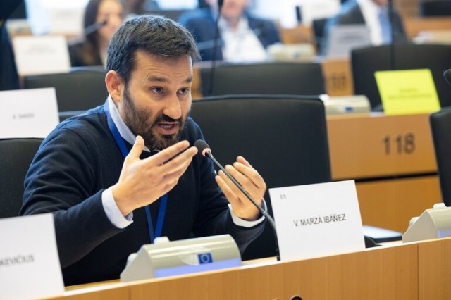 Marzà (Compromís) afea a la Comisión Europea el “mareo a los pescadores valencianos” y reclama a Planas que se plante ante Bruselas