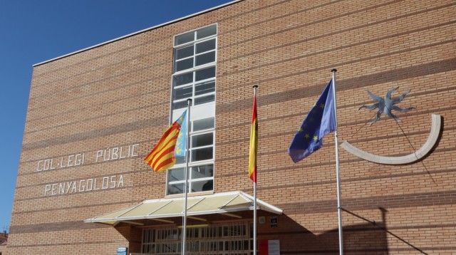 Burriana renueva e instala banderas de España, de la Comunitat y de Europa en sus centros educativos