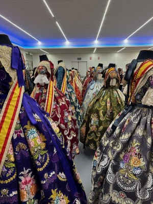 Una exposición solidaria de indumentaria valenciana recauda 40.000 euros para las fallas afectadas por la Dana