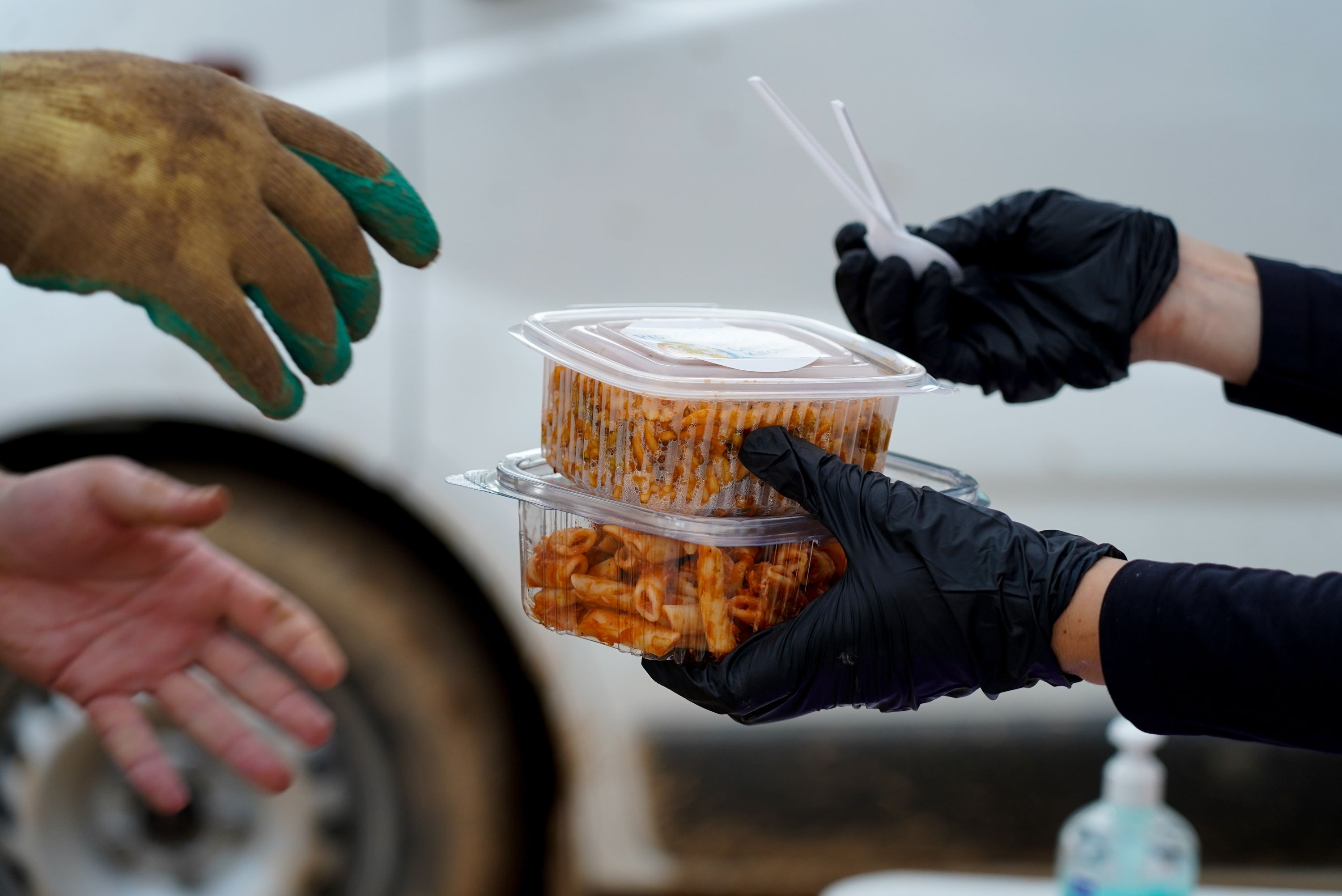 El Almacén de la Solidaridad reparte 200 toneladas de comida, bebida y productos de higiene en 3 días