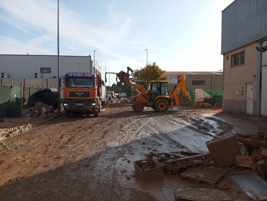 Comienza la limpieza de los viales y accesos y de la retirada de lodo en 40 áreas industriales afectadas