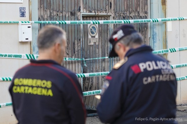 Fuego en Cabezo Beaza: una nave industrial arde por completo y otras dos quedan dañadas