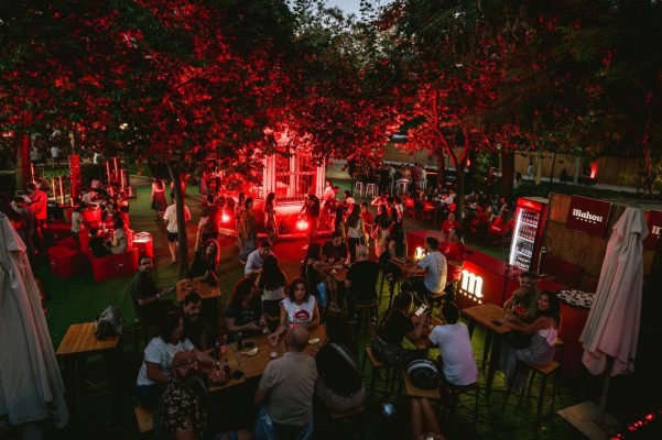 Casal Viveros Mahou inaugura las Fallas con gastronomía, música en directo y experiencias cerveceras