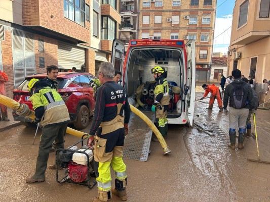 Castelló envía tres autobuses más de voluntarios para ayudar en Aldaia