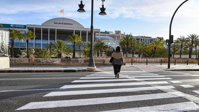 El Ayuntamiento habilita dos nuevos pasos peatonales semaforizados en Jacinto Benavente y Juan XXIII