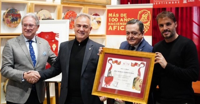 El Real Murcia aúna fútbol y toros y es nombrado socio de honor del Real Club Taurino
