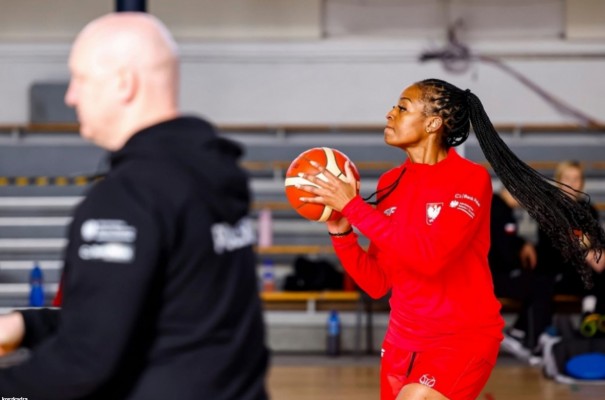 Cinco jugadoras taronja buscan el billete para el Eurobasket de 2025