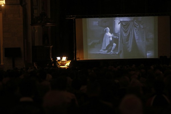 El organista Juan de la Rubia improvisa sobre 'Fausto' en una sesión de cine-concierto en la Catedral de València
