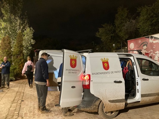 Matet acude a las zonas afectadas por la Dana para distribuir mobiliario, ropa, o productos de higiene