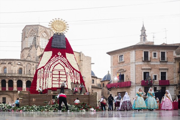 Unos 120.000 falleros desfilan desde el lunes en la Ofrenda con afectados por la Dana