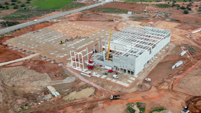 Edwards Lifesciences 'levanta' su futuro en Moncada: su fábrica toma forma con las primeras estructuras