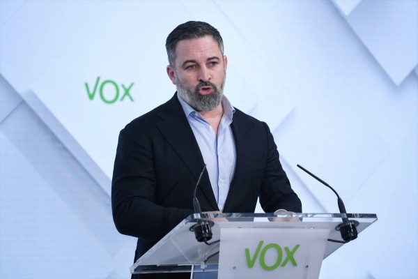 Abascal reitera al PP que Vox no pactará nada si no se desvinculan del PSOE y les acusan de 
