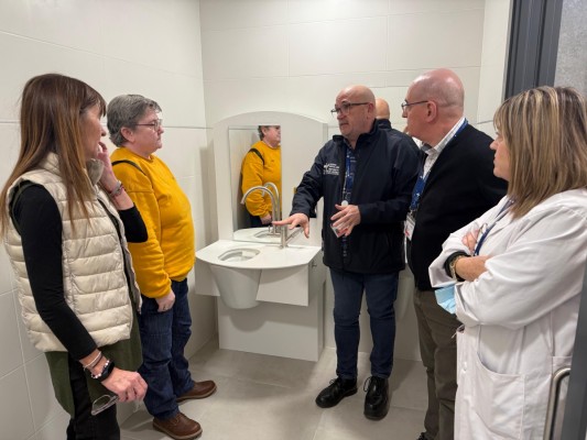 El Hospital Doctor Balmis instala dos baños adaptados para mejorar el bienestar de las personas ostomizadas