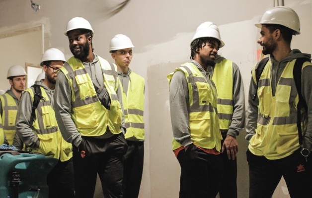 La plantilla del Valencia Basket visita las obras del Roig Arena