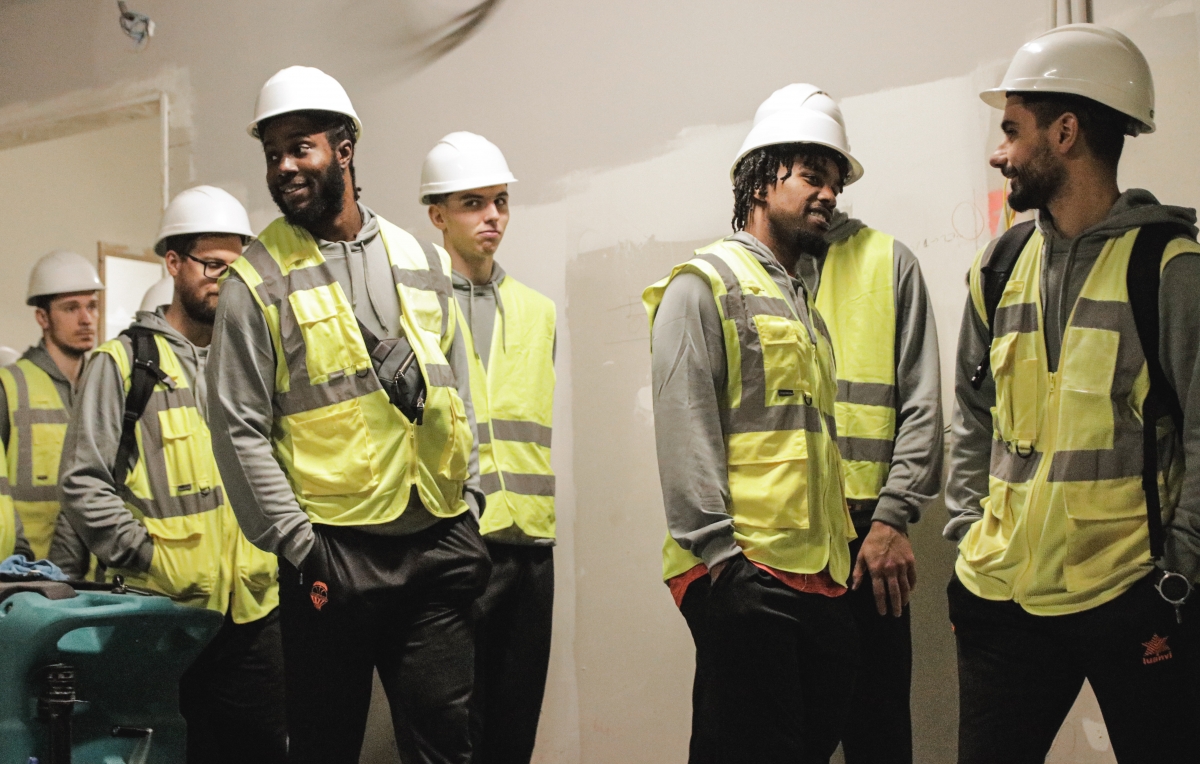 La plantilla del Valencia Basket visita las obras del Roig Arena