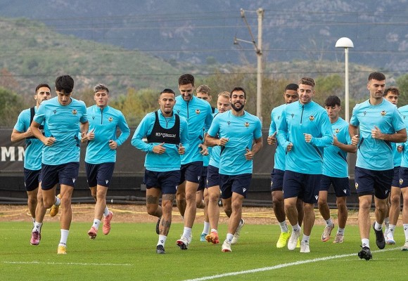 El Castellón regresa a la competición en Córdoba con el recuerdo a los afectados por la Dana