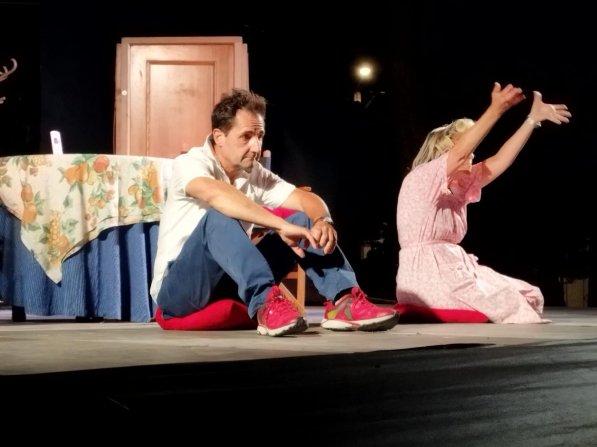 La obra teatral 'Pareja Abierta' llega a l'Alcora para poner en jaque las convenciones del amor