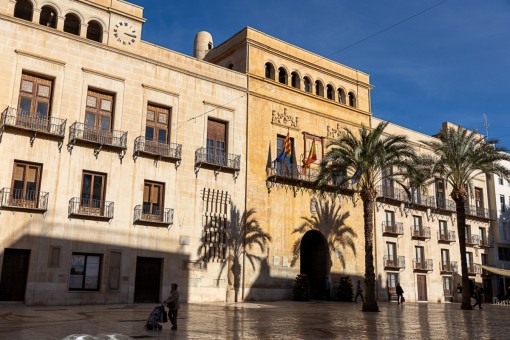 Elche prorroga el sistema de contratación SDA, con 45 contratos este año, que evita recurrir a facturas