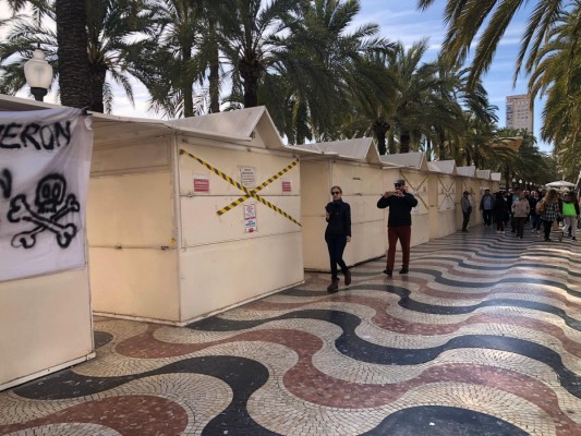 Los 'hippies' de La Explanada de Alicante preparan su mudanza... si el Puerto accede