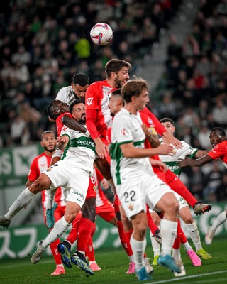 El Almería frena la progresión del Elche