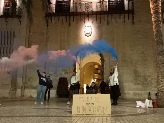 Un centenar de personas se concentran en Elche para exigir la dimisión de la portavoz de Vox por transfobia