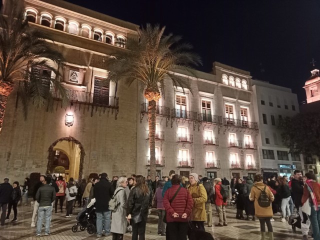 La asociación Veïnes d'Elx convoca un 'sopar de cabasset' y concentración contra los desahucios