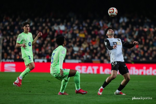 Mestalla, de la mejor entrada de la temporada a llenarse de sillas vacías tras el descanso