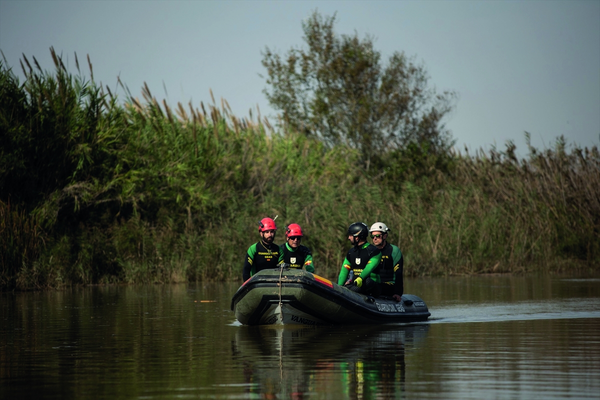 Las lanchas de los GEAS de la Guardia Civil y del Cuerpo de Bomberos ocupan el  lugar de los pescadores.