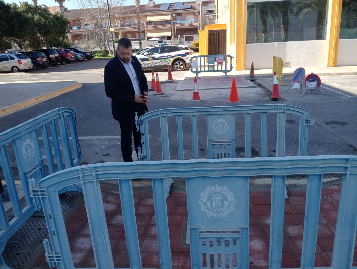 Eduardo Almor, concejal de Infraestructuras, revisa las obras de la Plaza del Ayuntamiento de Canet - AYUNTAMIENTO DE CANET