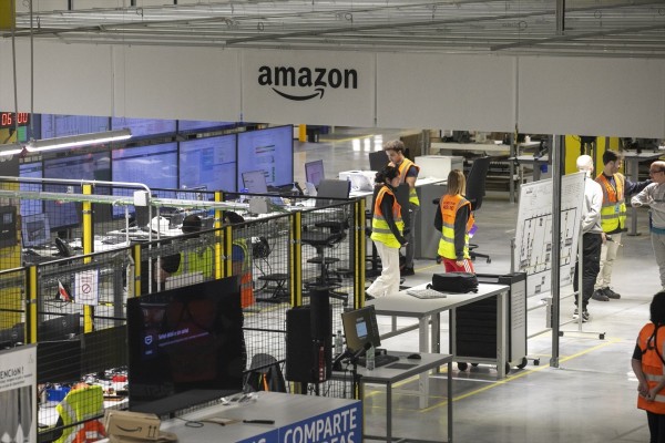 Amazon casi duplica beneficios en 2024 y resalta su temporada navideña 
