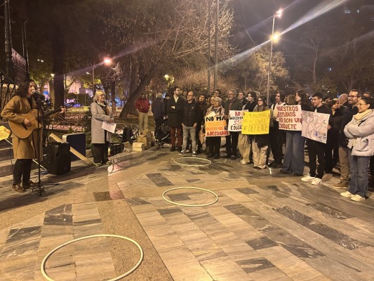 La Glorieta de Orihuela acoge una protesta en defensa del IES El Palmeral
