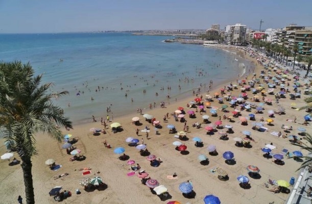 Torrevieja licita la limpieza de aseos de las playas por 1,2 millones