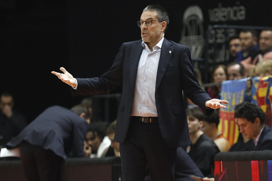 Pedro Martínez dice que no ha pedido fichar y que De Larrea no estará seis meses de baja