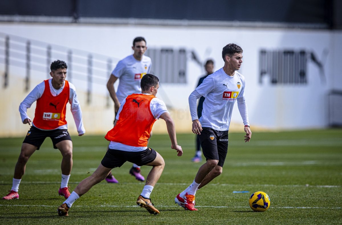 Hugo Duro completa parte del entrenamiento