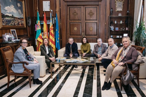 Carrasco recibe el libro del Centenario de la Coronación de la Mare de Déu del Lledó