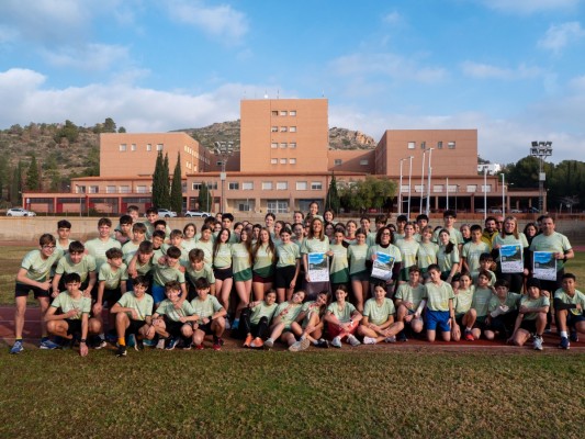 L’alumnat del col·legi Penyeta Roja se suma a la marxa contra el càncer amb un recorregut pel centre