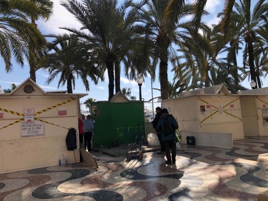 Los 'hippies' de La Explanada abren nueva etapa: desmontajes y traslado junto a la Lonja 