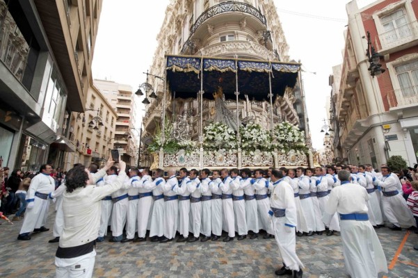 La Cofradía del Resucitado conmemora ocho décadas de procesiones con una exaltación triunfal