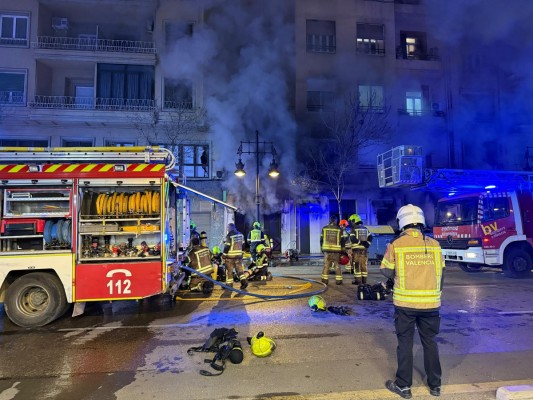 Un incendio en un bingo provoca una gran humareda en el centro de València