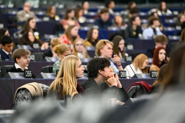 Alumnado de la Consolación participa en una sesión del Parlamento europeo con el programa Euroescola